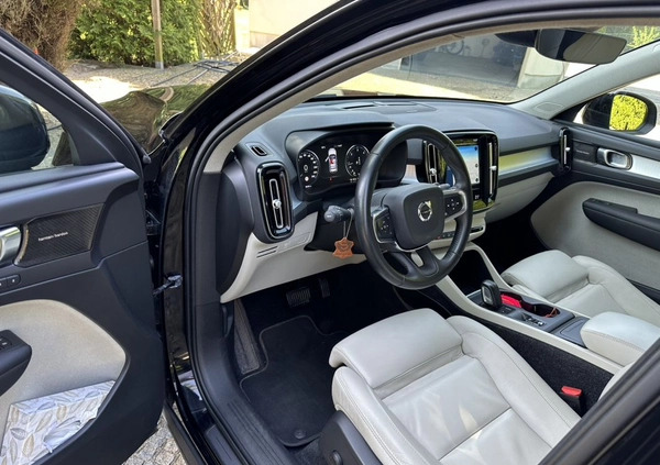 Volvo XC 40 cena 129899 przebieg: 87000, rok produkcji 2018 z Poznań małe 92